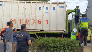 Pj Wako Prabumulih bersama Kapolres Turun Langsung ke TKP Gerbang Air Mancur Roboh