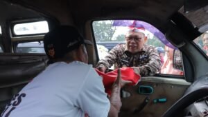 Bagikan Ribuan Bendera, Pj Wali Kota Ajak Masyarakat Nyalakan Semangat Kemerdekaan