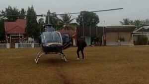 Pendaratan Heli Herman Deru di Lapangan Bola Muara Dua Kotori Rumah Warga