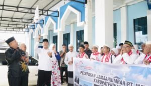 Lepas Keberangkatan Jemaah Umroh, Ini Pesan Wabup Kapuas Hulu Wahyudi Hidayat