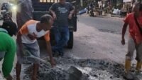 Jalan di Prabumulih Belum Baik Baik Juga, Satu diantara Jalan Berlobang Ditimbun Warga