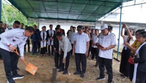 Bupati Kapuas Hulu Melakukan Peletakkan Batu Pertama Pastori Gereja Kalimantan Evengelis Lanjak