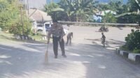 Gercep Satlantas Fakfak Bersihkan Tumpahan Kerikil Cegah Laka Lantas 
