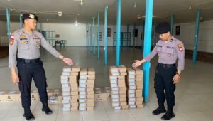 Anggota Polres Kapuas Hulu Kawal Ketat Logistik Pemilukada di Gudang KPU