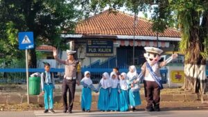 Badut Zebra Polantas Hiasi Pengaturan Lalu Lintas di Pekalongan