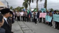 HMI Fakfak Unjuk Rasa Minta DPRD Tuntaskan Sidang APBD Fakfak 2024