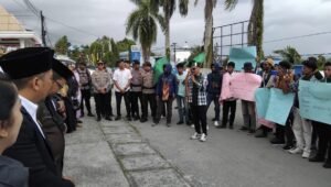 HMI Fakfak Unjuk Rasa Minta DPRD Tuntaskan Sidang APBD Fakfak 2024