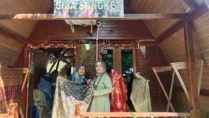 Ramah Lingkungan, Kerajinan Songket Binaan Bukit Asam (PTBA) Gunakan Pewarna Alami