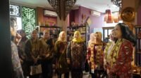 Pj Ketua TP PKK Sumsel Melza Elen Setiadi Promosi Koleksi Kriya Sriwijaya Kepada Rombongan DWP Kemenkeu RI