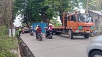 Box Kontainer Jatuh dan Nyaris Menimpa Pemotor di Palembang