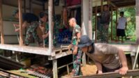 Anggota Kodim 1206/Putussibau Rehab Rumah Tidak Layak Huni di Desa Selaup