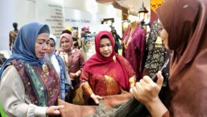 Pj Ketua TP PKK Melza Elen Setiadi Bangga Dekranasda Sumsel Ikut Pameran Kriyanusa 2024