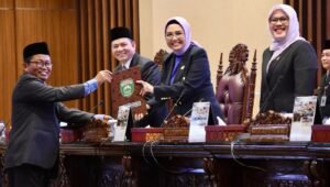 Pj Gubernur Elen Setiadi Sampaikan Pendapat Akhir Terhadap Raperda Tentang APBD Provinsi Sumsel TA 2025