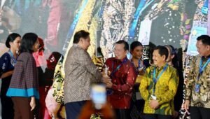 Pj Gubernur Sumsel Elen Setiadi Terima Penghargaan Rookie of the Year 2024 dari Menko Perekonomian RI