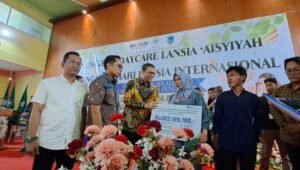 Pekerja Rentan di Desa di Kabupaten Lahat Terima Kartu Peserta BPJS Ketenagakerjaan