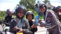 Satlantas Polres Kapuas Hulu Berikan Hadiah Untuk Anak Pengguna Helm