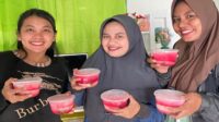 Ibu – Ibu Persit Ranting 4, Yonif 644 Walet Sakti Produksi Es Pisang Hijau
