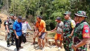 Tim Wasev Irum Itjenad Tinjau Pelaksanaan TMMD ke-122 Kodim 1206 Putussibau Desa Selaup Kapuas Hulu