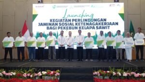 Pj Gubernur Elen Setiadi-Kepala Kantor BPJS Ketenagakerjaan Wilayah Sumbagsel Teken MoU Lindungi Pekerja Pekebun Sawit Sumsel