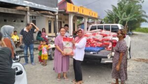 Peduli Sesama, CV Maju Bersama Berbagi Sembako Kepada Warga Kurang Mampu di Kecamatan Tikke Raya