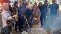 Miliki Sosok Keibuan dan Merakyat, Lucianty Masak Bareng Emak-emak di Resepsi Warga Muba