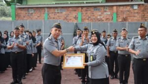 Kemenkumham Sumsel Berikan Apresiasi Kepada Pegawai Teladan pada Apel Pagi