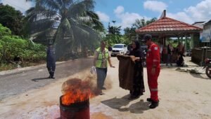 Pertamina Berikan Pelatihan dan Simulasi Emergency Drill Warga Air Mesu sebagai Antisipasi Risiko Kebakaran di Area Operasional