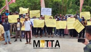 Ratusan Masa UtaYoh Datangi KPU dan Bawaslu Fakfak, Ini Tujuannya