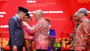 Bupati Ogan Ilir Terima Penghargaan Tanda Jasa Bhakti Koperasi dan UKM 2024