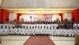 Pj Bupati OKI Serahkan Penghargaan ke 45 Anggota Paskibraka