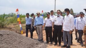 Pj. Bupati OKI Cek Perbaikan Jalan yang Manfaatkan Bongkaran Tol