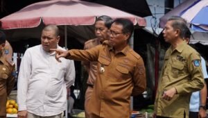 Pj. Bupati OKI Cek Harga dan Pantau Los Pasar Kayuagung