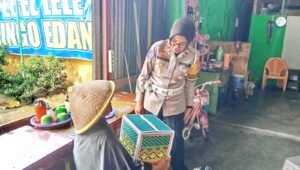 Menyentuh Hati, Spontan Kasat Lantas Prabumulih Berbagi Pada Seorang Ibu Lansia