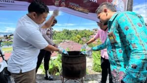 Komitmen Berantas Miras, Polres Fakfak Musnahkan Puluhan Liter Miras Ilegal