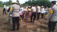 Polres Musi Rawas Lakukan Penyerahan dan Penanaman Bibit Jagung di Desa Air Satan