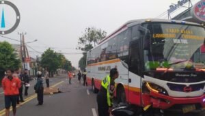 Kecelakaan di Tulungagung, Bus Harapan Jaya Tabrak Motor, Satu Orang Meninggal di TKP