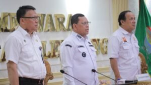 Pj Wali Kota Lantik 12 Komunitas Peduli Sungai Peduli Banjir di Palembang