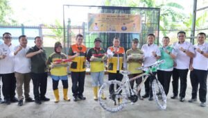 Serahkan Perlengkapan Kerja Bagi Petugas Kebersihan DLH, Pj Wali Kota Palembang Harapkan Kesehatan Pekerja Terjaga