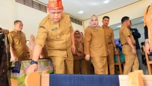 Pj Wali Kota Palembang Buka Pelatihan Tenun Songket Bagi Anak-anak Putus Sekolah
