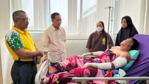 Ratu Dewa Besuk Korban Kebakaran di Jalan Perintis Kemerdekaan