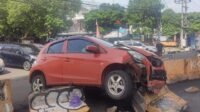 Alami Micro Sleep, Brio Orange BG 1552 UA Hantam Pembatas Jalan Simpang Momea