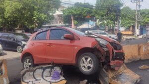 Alami Micro Sleep, Brio Orange BG 1552 UA Hantam Pembatas Jalan Simpang Momea