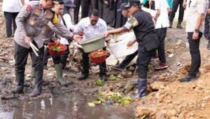 Persiapkan Ketahanan Pangan di Sulbar, Pj Bahtiar Bersama Kapolda Tebar Benih Kepiting di Mako Brimob