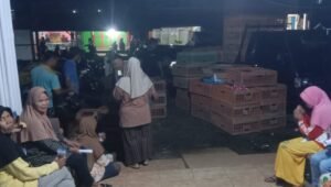 Kangkangi Edaran Mendagri, Wali Nagari Saruaso Bagikan Bantuan Ayam Hinga Malam Hari