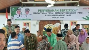 Bupati Batang Hari Serahkan 382 Sertifikat PTSL, Tekankan Pentingnya Tertib Administrasi Tanah