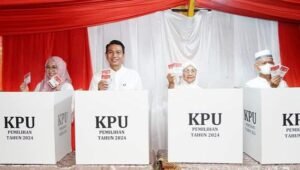 Bupati Batanghari Mhd Fadhil Arief Berikan Suara di TPS 06 Rengas Condong