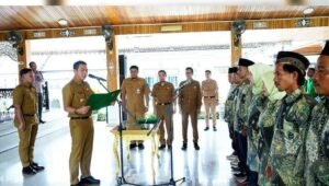 Bupati Batanghari Serahkan Sertifikat Kompetensi Tenaga Kerja Konstruksi di Batanghari