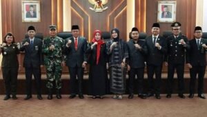 Pjs. Bupati Batanghari Ucapkan Selamat kepada Wakil Ketua DPRD Batanghari yang Dilantik