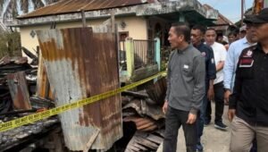 Ratu Dewa Tinjau dan Salurkan Bantuan ke Korban Kebakaran Kedukan Bukit II Palembang