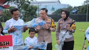 Polresta Malang Kota Dukung Pemain Sepak Bola Amputasi Indonesia Malang Berupa Tali Asih Elbow Crutch